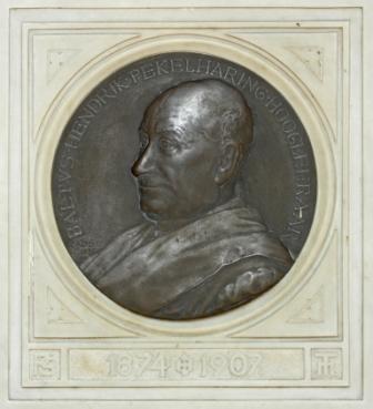 penning in marmeren plaat